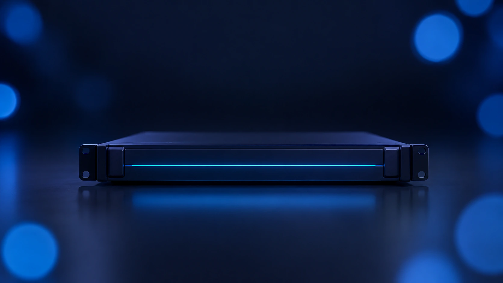 Schwarzer Rack-Server mit blauer Leuchtlinie im dunklen Rechenzentrum.
